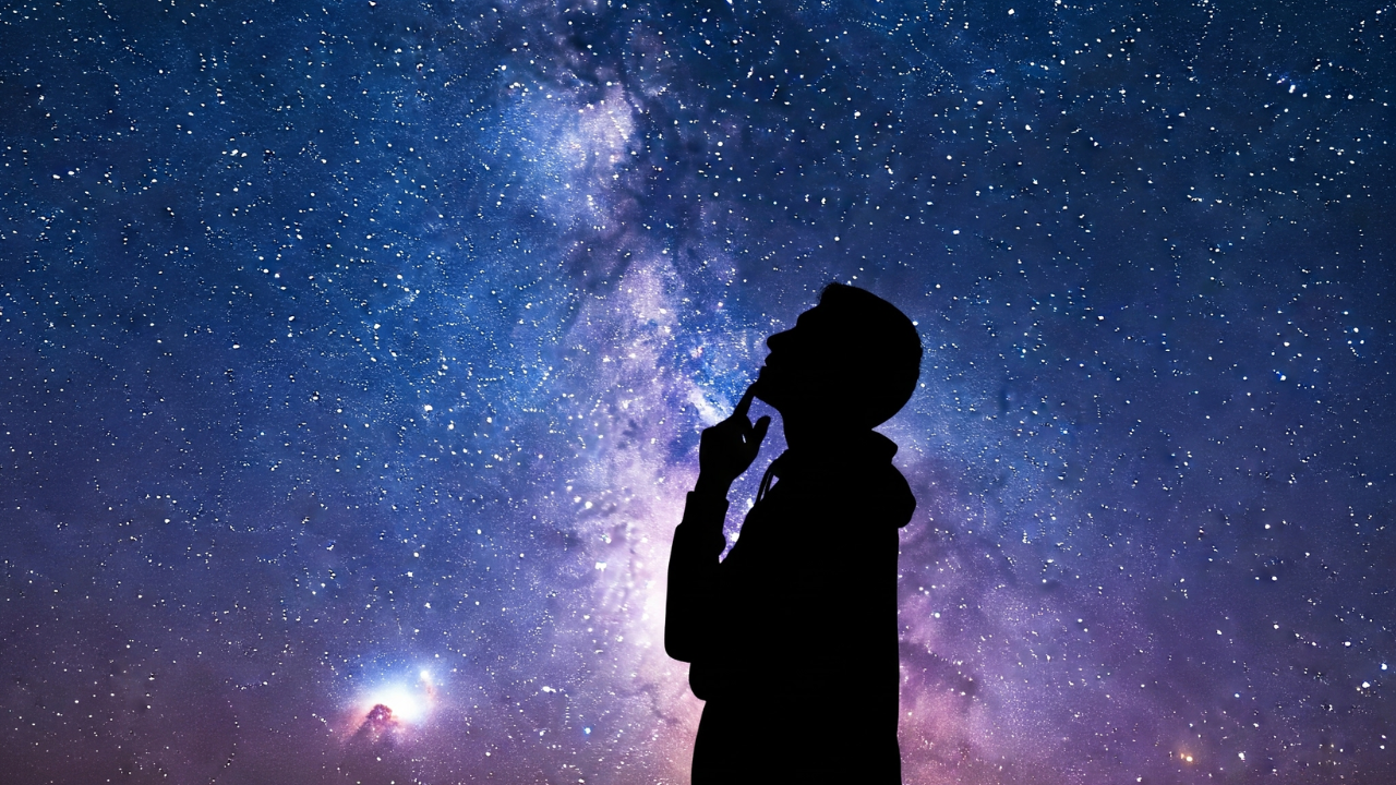 Ilustrasi Manusia Menatap Bintang